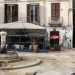 Limmobile si trova ad angolo tra piazza Mercantile e vico Fiscardi, alle spalle della storica Fontana della Pigna